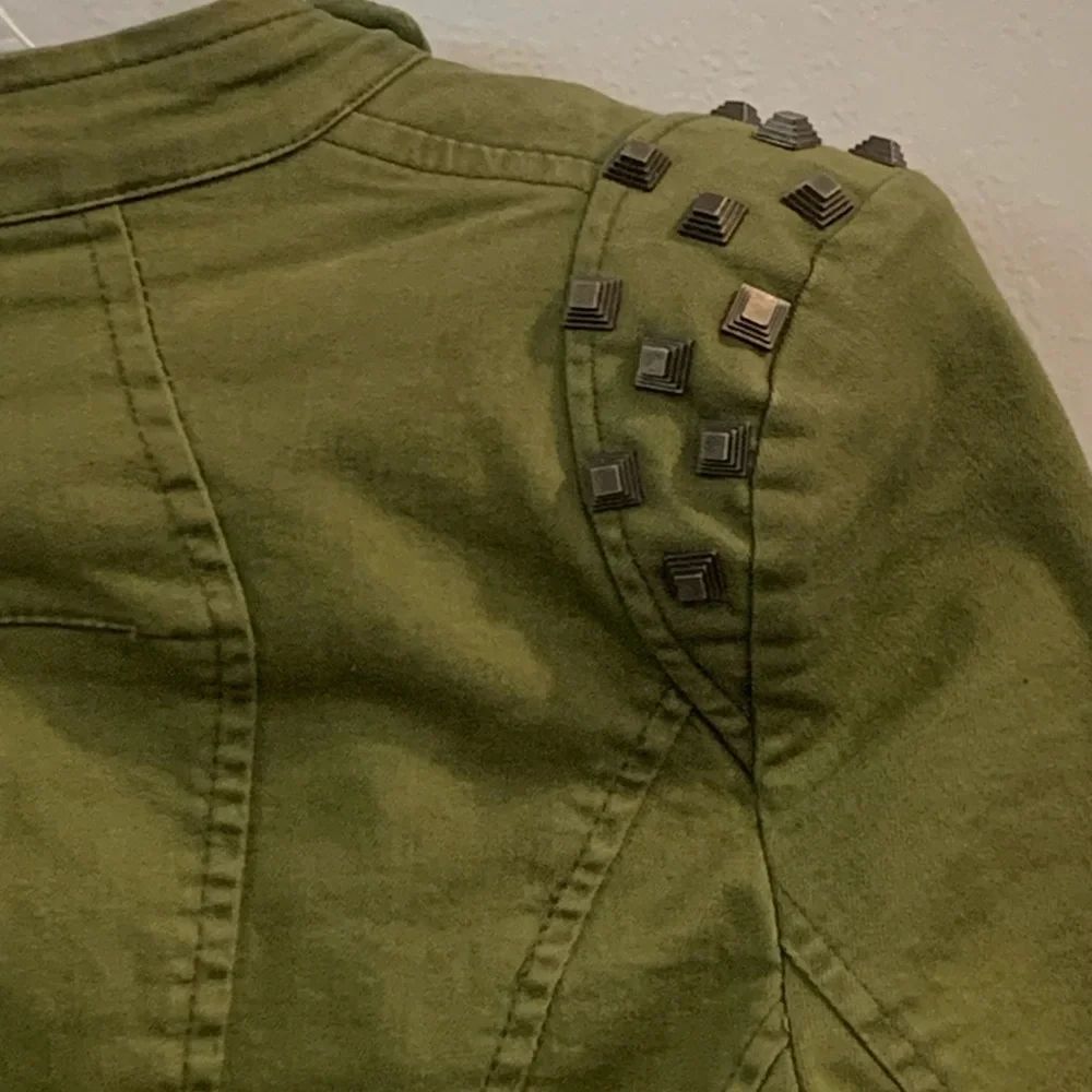 Unique Green Studded Utility Jacket Structured Shoulders and Quilted Sleeves - Picture 7 of 16